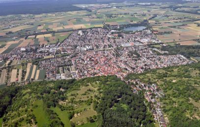 Luftausnahme der Stadt Hemsbach mit Blick Richtung Westen an einem sonnigen Tag