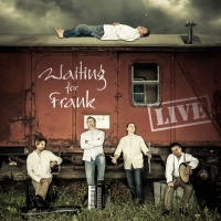 Die Musiker von Waiting vor Frank vor einem Eisenbahnwaggon