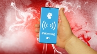 Ein Handy mit dem Warnsymbol, dahinter Rauchschwaden