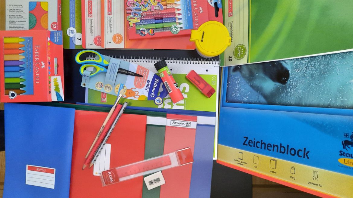 Verschiedene Sachen wie Hefte, Lineal, Stifte und so weiter, die für die Schule gebraucht werden
