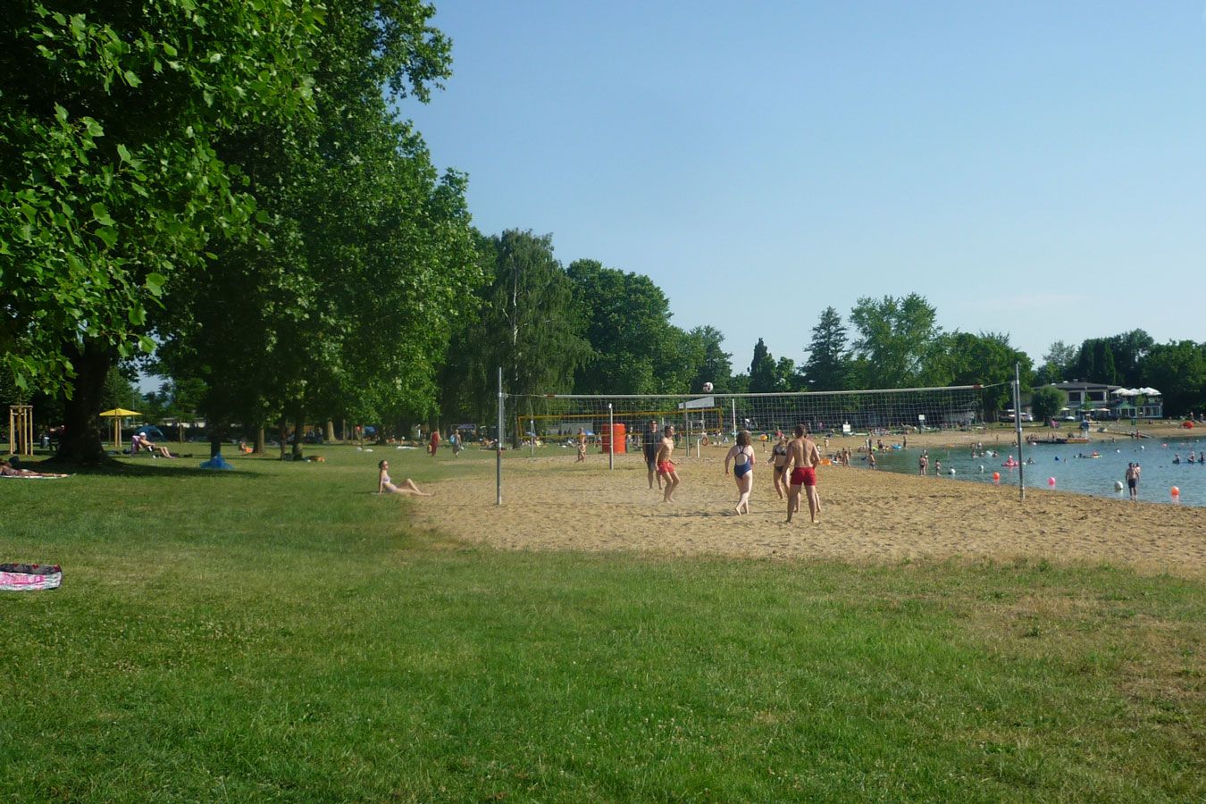 Wiesensee Volleyballfeld, spielende Menschen im Sommer