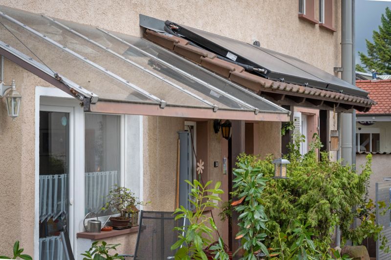 Ein Vordach mit Sonnenkollektoren