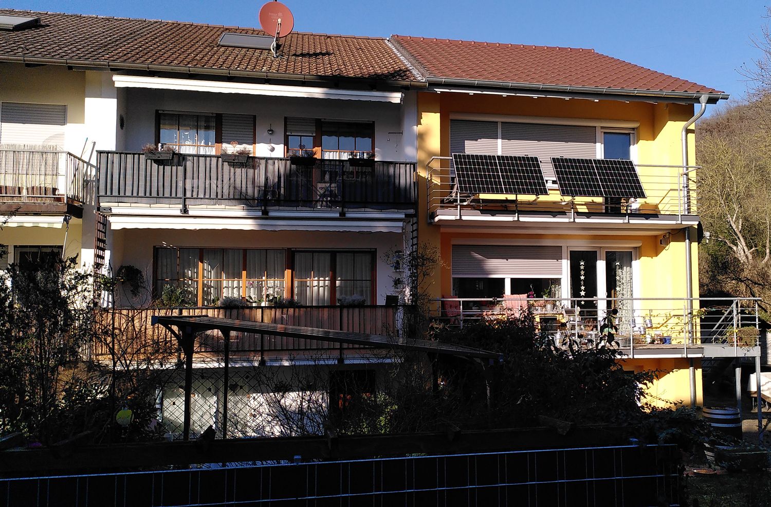 Balkone mit Solaranlagen