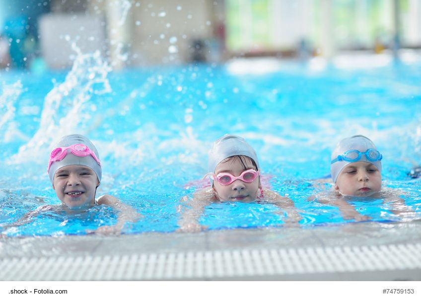 Drei Kinder im Wasser lernen schwimmen