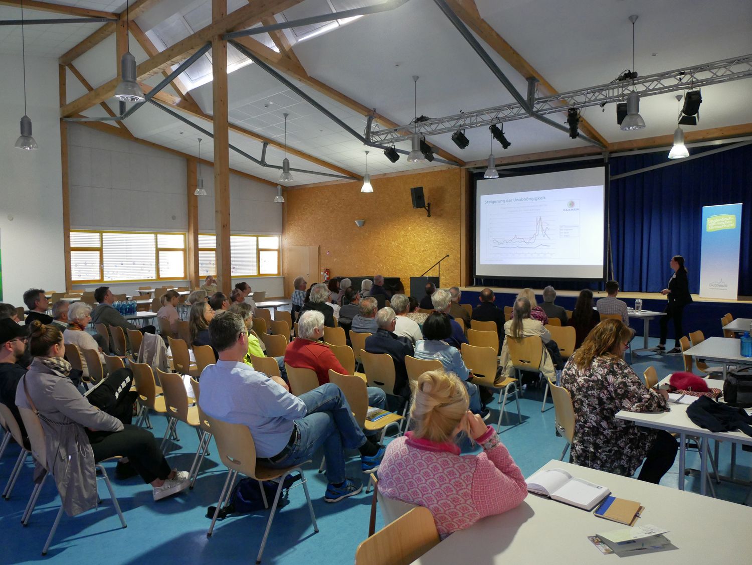 Das Publikum beim Vortrag in der Laudenbacher Sonnbergschule