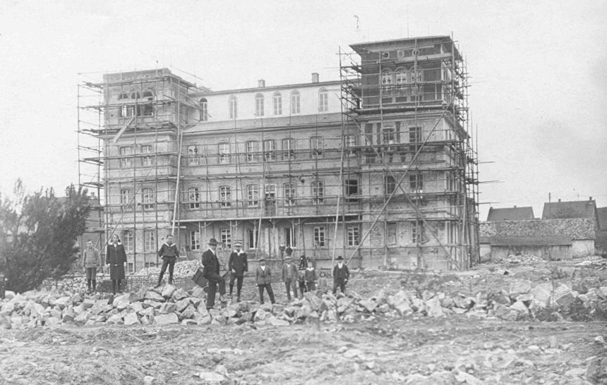 Sanierung des rathauses mit Gerüst in den 1920igern
